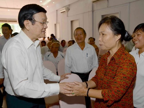 Chủ tịch nước Trương Tấn Sang tiếp xúc cử tri Thành phố Hồ Chí Minh - ảnh 1
