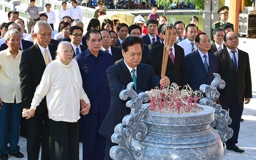  Thủ tướng dâng hương tưởng niệm Tổng Bí thư Nguyễn Văn Linh - ảnh 1