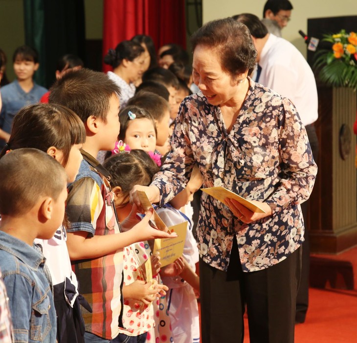 Trao học bổng Chương trình “Cùng em đến trường” cho trẻ em có hoàn cảnh khó khăn tỉnh Tuyên Quang - ảnh 1