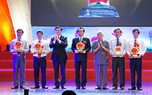 Chủ tịch nước Trương Tấn Sang dự Chương trình Vinh quang Việt Nam 2015 - ảnh 1
