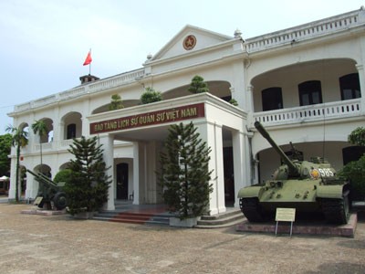 Chủ tịch Ủy ban TW MTTQVN Nguyễn Thiện Nhân thăm, chúc mừng Bảo tàng lịch sử quân sự Việt Nam - ảnh 1