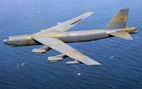 Máy bay B52 Mỹ bay sát đảo nhân tạo Trung Quốc xây trái phép ở Biển Đông - ảnh 1