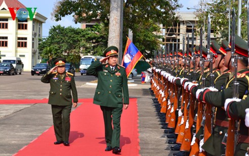 Bộ trưởng Quốc phòng Việt Nam thăm CHDCND Lào - ảnh 1