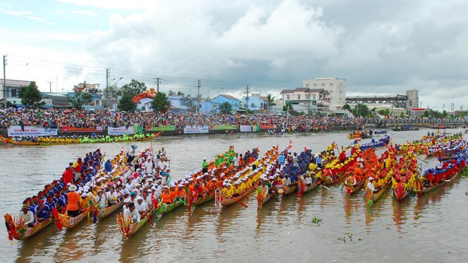 Lễ hội đua ghe ngo độc đáo của đồng bào Khmer ở Sóc Trăng - ảnh 1
