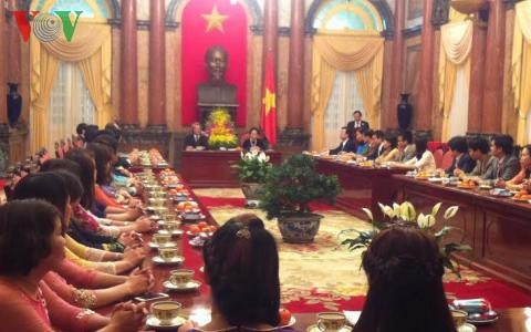 Phó Chủ tịch nước Nguyễn Thị Doan tiếp đoàn đại biểu Tổng Công ty may Bắc Giang - ảnh 1