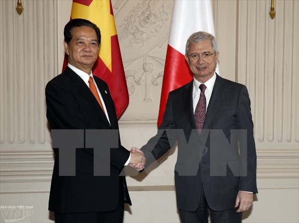 Премьер Вьетнама встретился с главами обеих палат парламента Франции - ảnh 1