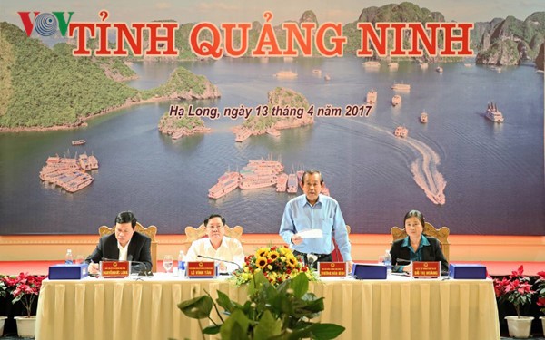 Вице-премьр Чыонг Хоа Бинь совершил рабочий визит в провинцию Куангнинь - ảnh 1