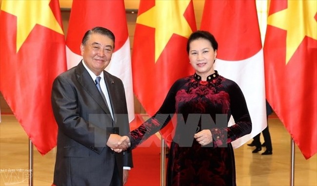 Председатель палаты представителей парламента Японии завершил визит во Вьетнам - ảnh 1