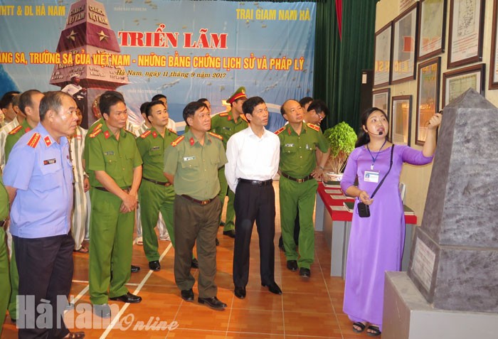 В провинции Ханам состоялась выставка, посвящённая суверенитету Вьетнама над Хоангша и Чыонгша   - ảnh 1