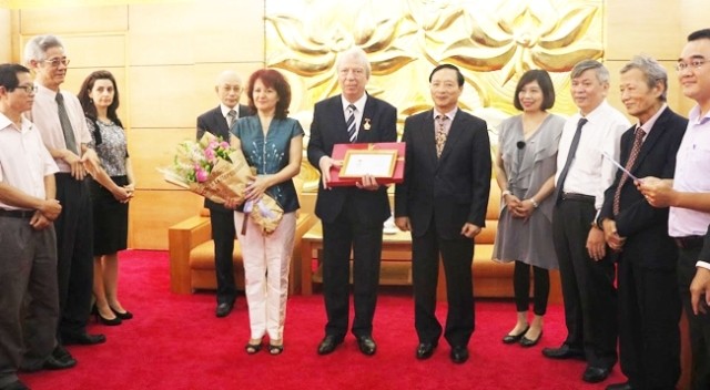Посол Болгарии во Вьетнаме получил памятную медаль «Ради мира и дружбы между народами» - ảnh 1