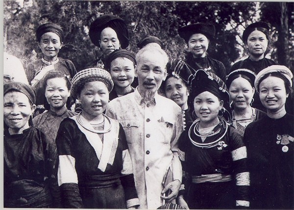 Во Вьетнаме отмечается 87-я годовщина со дня создания Союза вьетнамских женщин - ảnh 1