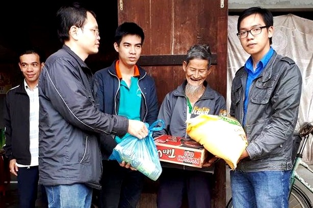 Новогодние подарки малоимущим людям в провинции Куангнам - ảnh 1