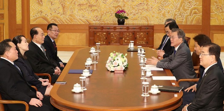 Президент Республики Корея встретился с делегацией КНДР - ảnh 1