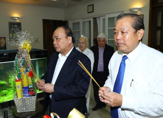Руководители правительства СРВ зажгли благовония в память о Нгуен Ван Лине и Фам Ван Донге - ảnh 1
