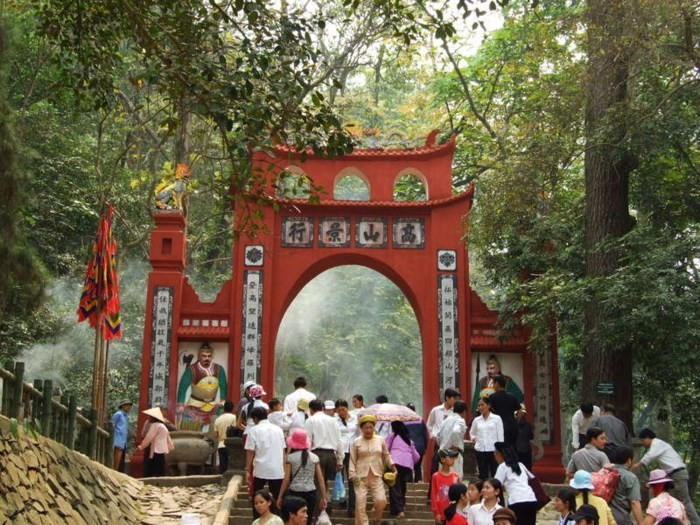 Более 10 тыс человек посетили храмы королей Хунгов в первый день нового года  - ảnh 1