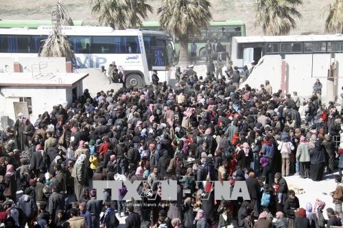Первая группа в количестве 2 тыс человек покинет сирийский город Хараста - ảnh 1
