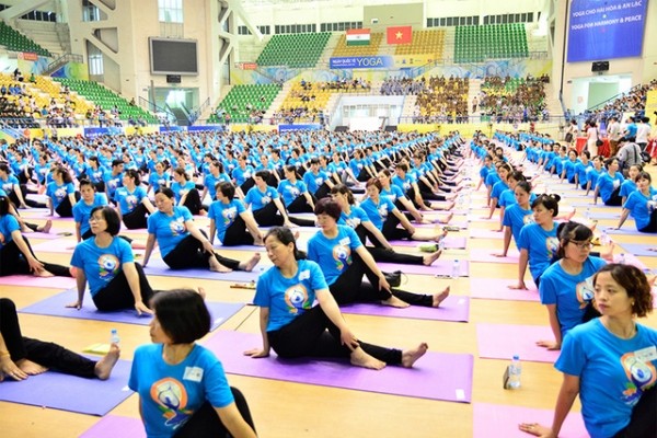 Международный день йоги во Вьетнаме - ảnh 1