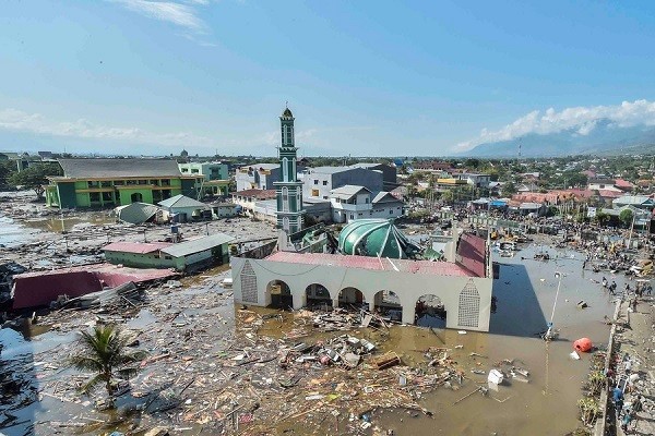 Цунами разрушило индонезийский прибрежный город  - ảnh 1