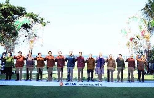 Премьер-министр Вьетнама встретился с руководителями стран АСЕАН  - ảnh 1
