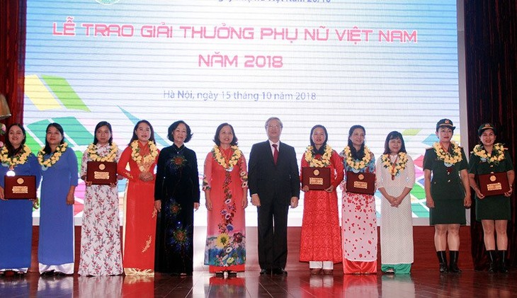 Премия «Женщина Вьетнама 2018 года» - признание заслуг, таланта и творчества вьетнамских женщин - ảnh 1