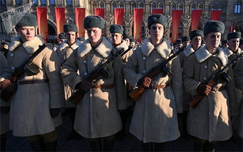 В РФ отмечается 77-я годовщина военного парада 7 ноября 1941 года - ảnh 1