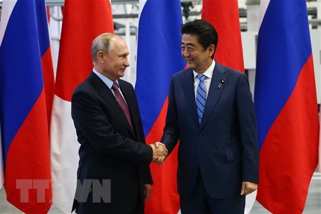 Абэ подтвердил позицию на переговорах с Россией по спорным островам - ảnh 1