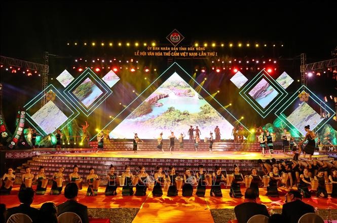 Открылся 1-й фестиваль народного промысла по изготовлению разноцветных домотканных изделий Вьетнама - ảnh 1