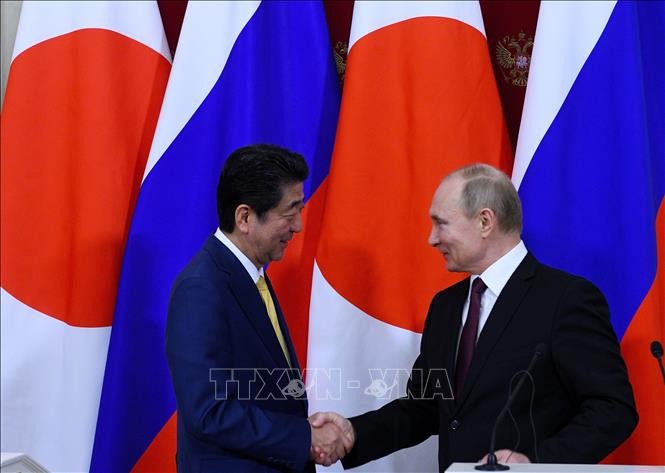 Абэ заявил о намерении обсудить с Путиным мирный договор - ảnh 1