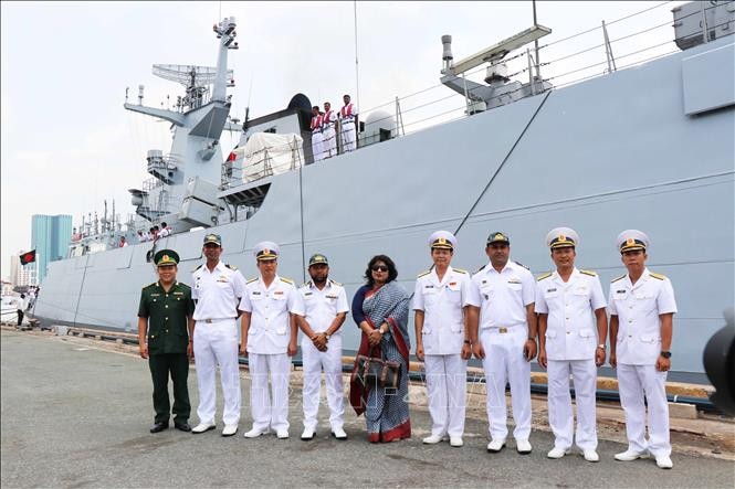 Сторожевой корабль ВМС Бангладеш совершает дружественный визит в город Хошимин - ảnh 1
