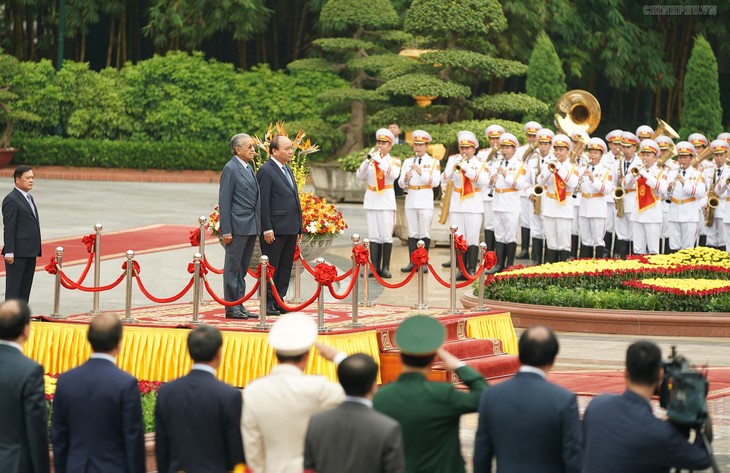 Официальная церемония встречи премьер-министра Малайзии Махатхира Мохамада  - ảnh 1