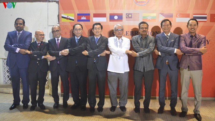 Вьетнам вносит вклад в укрепление солидарности между странами АСЕАН - ảnh 1