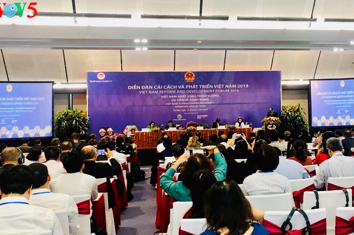Нгуен Суан Фук принял иностранных специалистов, участвовавших во Вьетнамском форуме по реформированию и развитию 2019 - ảnh 1