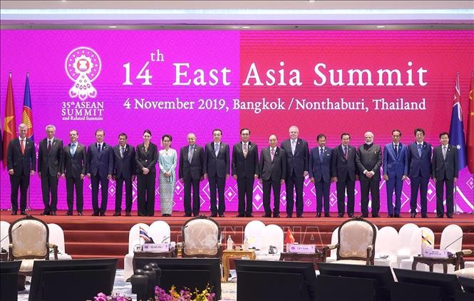 Нгуен Суан Фук принял участие в пленарном заседании 14-го Восточноазиатского саммита - ảnh 1
