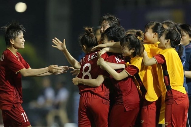 Нгуен Суан Фук поздравил женскую и мужскую сборные Вьетнама по футболу за успехи на 30-х играх ЮВА - ảnh 1