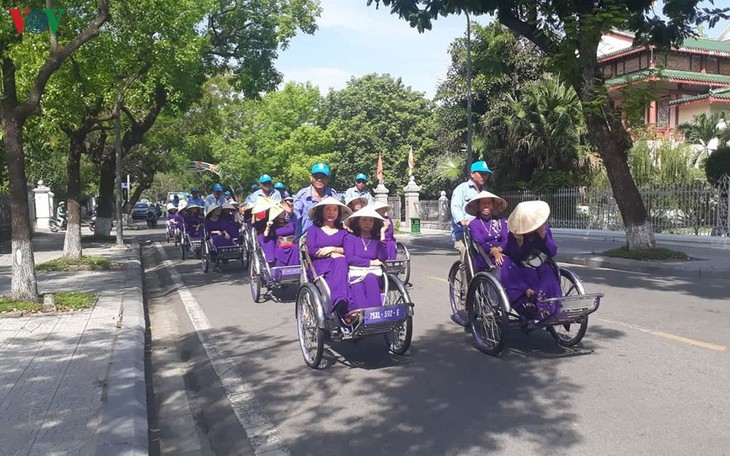 Велорикши - предпочтительное транспортное средство туристов в Хюэ - ảnh 1