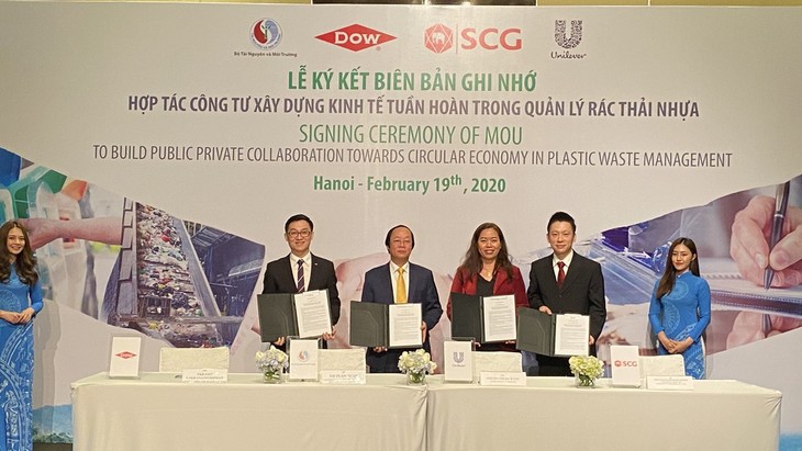 Пластиковое загрязнение: Государственно-частное партнерство для строительства модели циклической экономики во Вьетнаме - ảnh 1