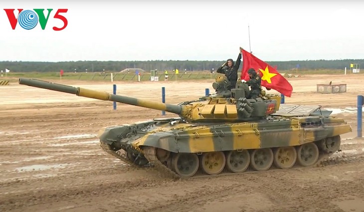 Команда Вьетнама провела первые заезды на танковом биатлоне «АрМИ-2020» - ảnh 1