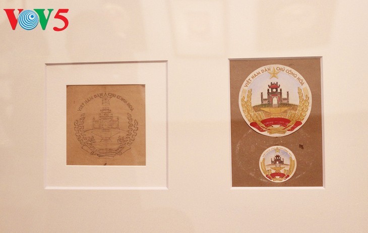 В Ханое открылась выставка, посвященная истории государственного герба Вьетнама - ảnh 11