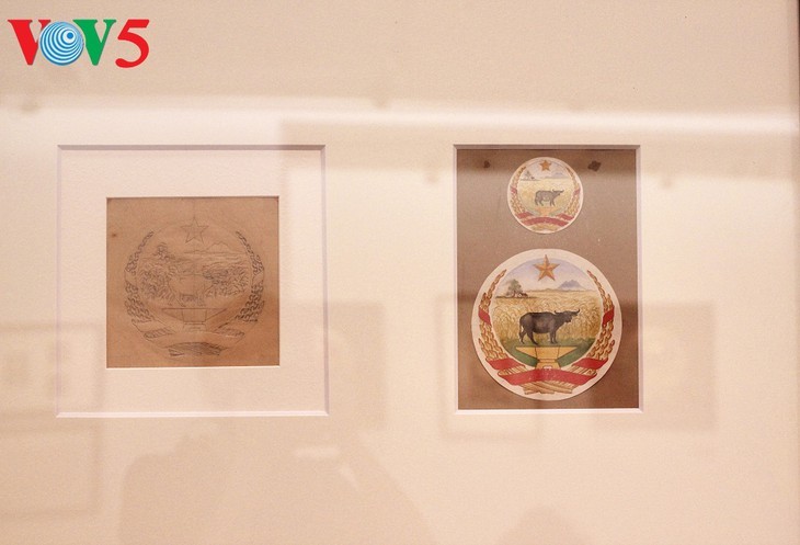 В Ханое открылась выставка, посвященная истории государственного герба Вьетнама - ảnh 12