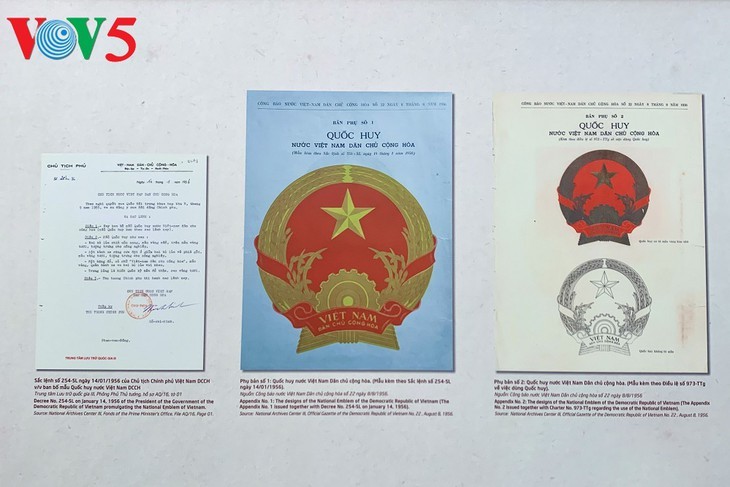 В Ханое открылась выставка, посвященная истории государственного герба Вьетнама - ảnh 13