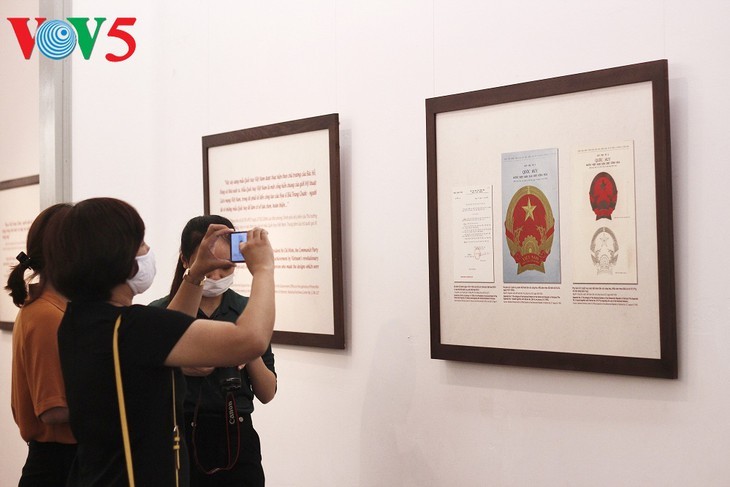 В Ханое открылась выставка, посвященная истории государственного герба Вьетнама - ảnh 19