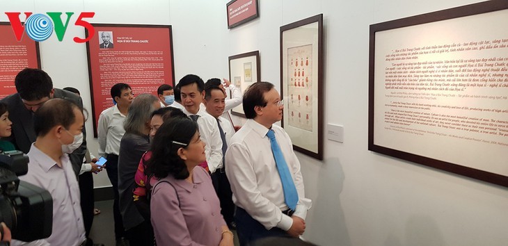 В Ханое открылась выставка, посвященная истории государственного герба Вьетнама - ảnh 1