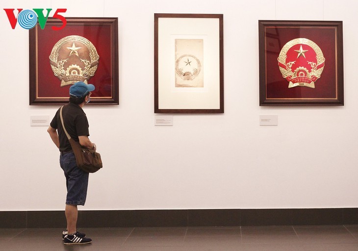 В Ханое открылась выставка, посвященная истории государственного герба Вьетнама - ảnh 3
