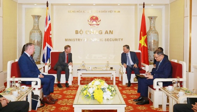 Министр общественной безопасности То Лам принял посла Великобритании во Вьетнаме - ảnh 1