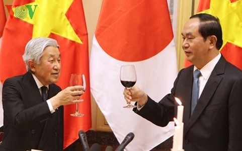 Kaisar Jepang dan Permaisuri mengadakan jamuan teh untuk menyambut susksesnya kunjungan di Vietnam - ảnh 1