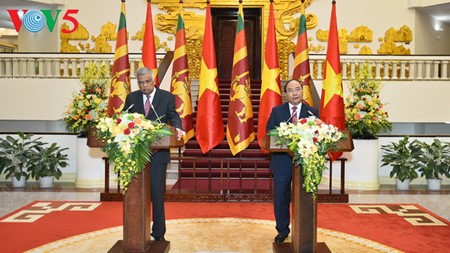 PM Sri Lanka dan Istri mengakhiri dengan baik kunjungan resmi-nya di Vietnam - ảnh 1