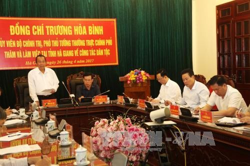 Deputi PM Vietnam, Truong Hoa Binh melakukan temu kerja dengan provinsi Ha Giang tentang pekerjaan di kalangan etnis - ảnh 1
