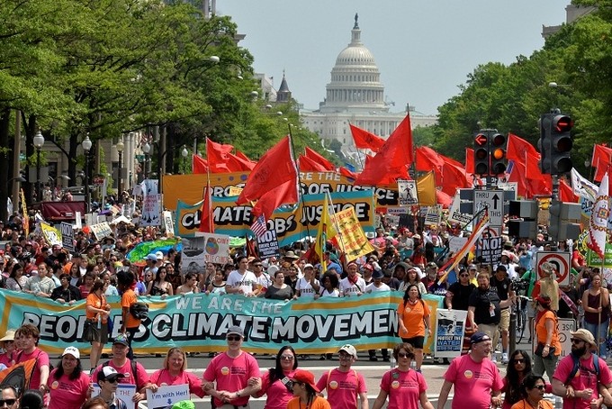 Demontrasi di AS untuk memprotes kebijakan tentang lingkungan dari Presiden AS, Donald Trump - ảnh 1