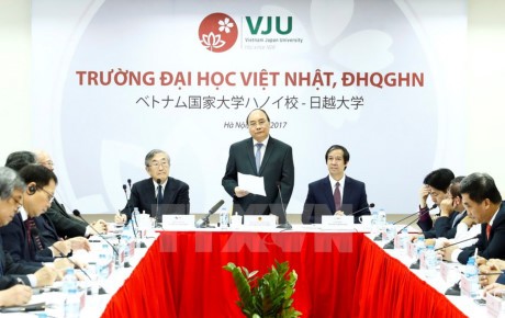 PM Nguyen Xuan Phuc melakukan temu kerja dengan Universitas Vietnam-Jepang - ảnh 1