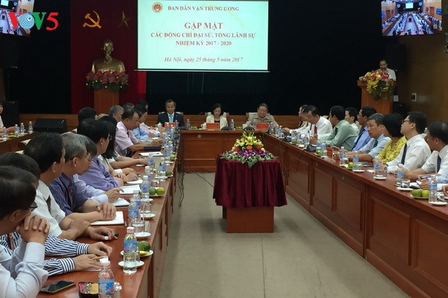 Kepala Departemen Penggerakan Massa Rakyat KS PKV, Truong Thi Mai melakukan pertemuan dengan para Dubes dan Konsul Jenderal masa bakti 2017-2020 - ảnh 1